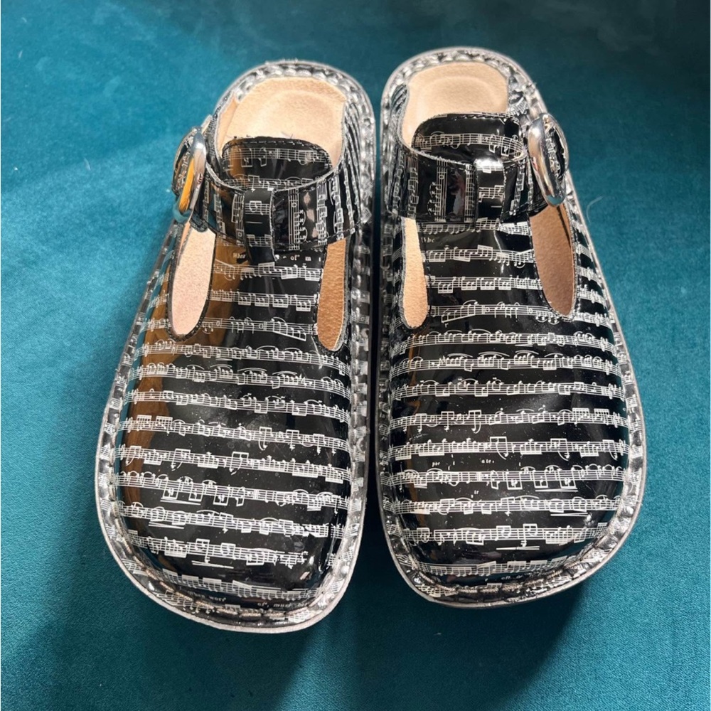 LN Alegria Mules Patent Leather with musical notes 37